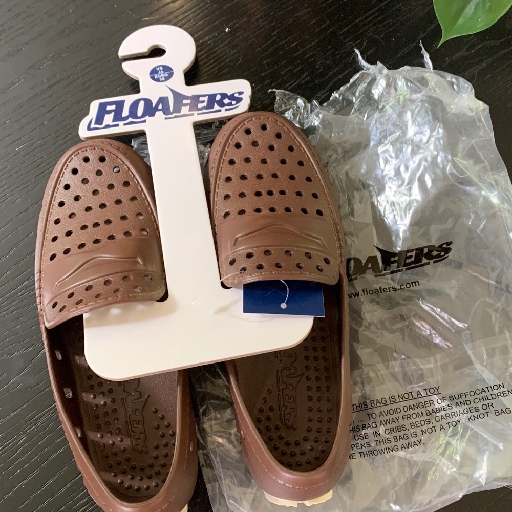 NWT Floafers Slip On Shoes Youth Size 4